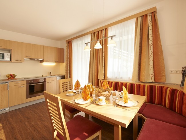 Küche mit Essecke im Appartement A