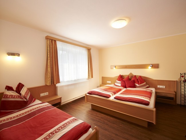 Dreibettzimmer im Appartement B - Urlaub im Haus Bergblick in Flachau